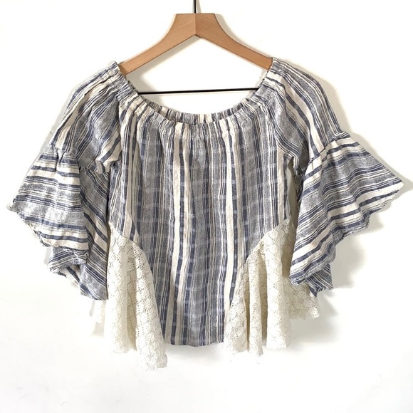 Umgee bell flutter sleeve top with lace accent, S - Picture 1 of 9